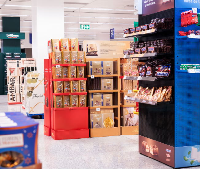 Expositor promocional en cabecera de góndola en supermercado