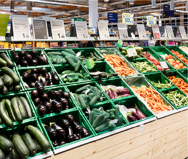 Frutería y verduras frescas en lineal de supermercado