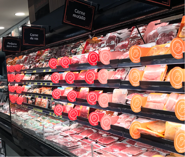 Lineal de embutidos y charcutería en supermercado