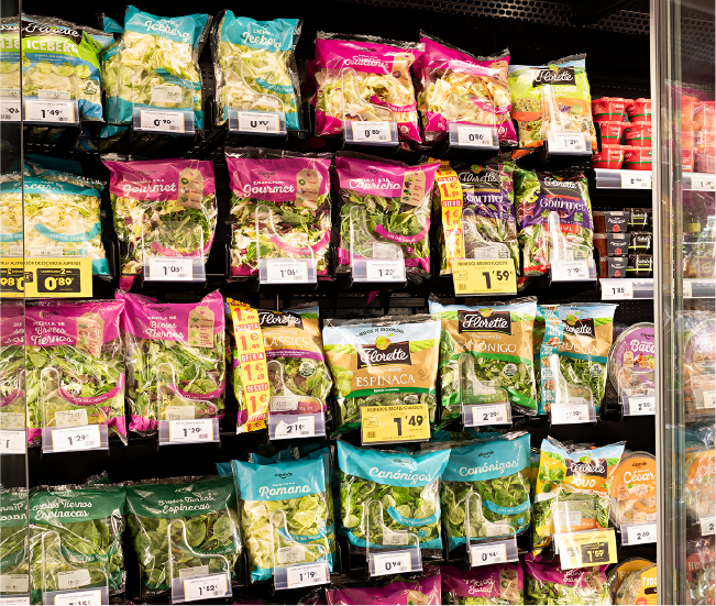 Lineal de frutos secos y snacks en supermercado