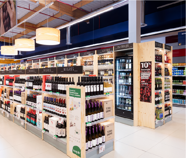 Lineal de vinos y bodega organizada en supermercado