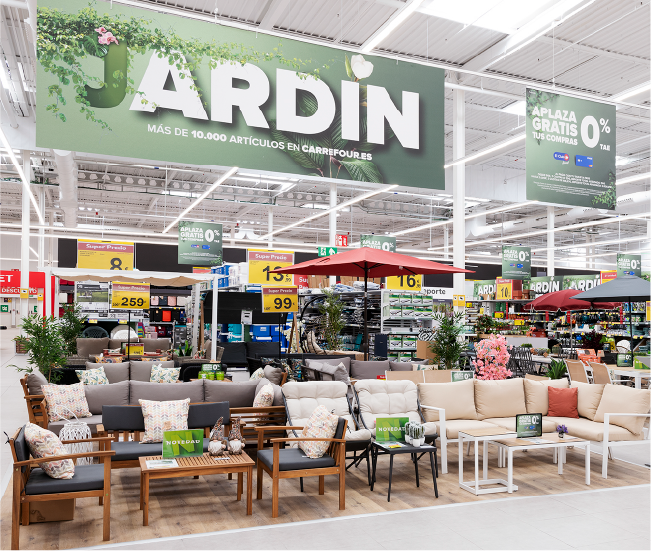 Sección de jardín y mobiliario exterior en retail